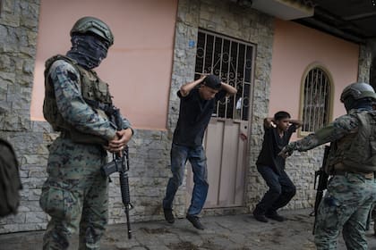 Soldados ecuatorianos en un operativo en Durán, frente a Guayaquil. (AP/Rodrigo Abd)