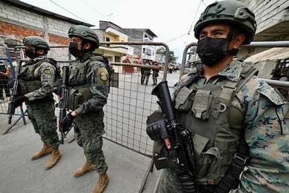 Soldados ecuatorianos vigilan el lugar de una explosión en el barrio Cristo del Consuelo en Guayaquil, Ecuador, el 15 de agosto de 2022