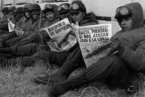 Soldados en las islas Malvinas leen lo que los diarios publican sobre el desarrollo de la guerra en 1982