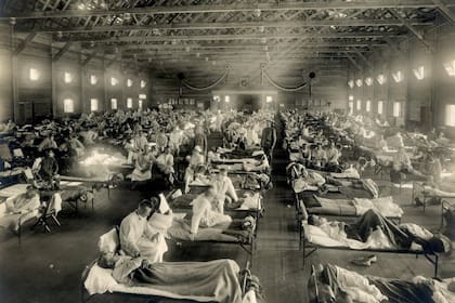 Soldados enfermos por la "gripe española" tratados en una base de la Armada, en Kansas