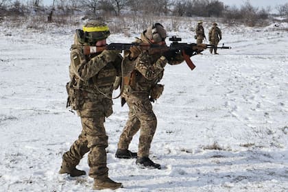 Soldados entrenándose en la región de Zaporiyia en Ucrania