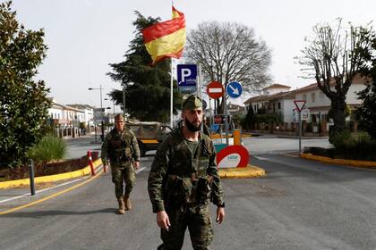 Soldados españoles patrullaban, ayer, una estación de tren en Ronda