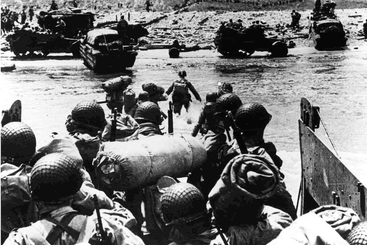 Soldados estadounidenses en la costa francesa en Normandía durante la invasión del Día D, el 6 de junio de 1944