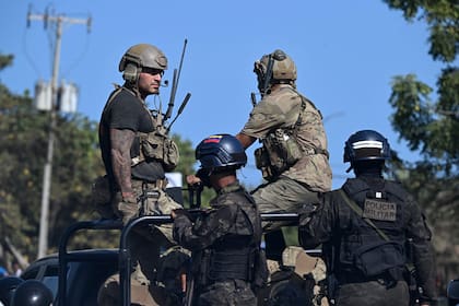 Soldados estadounidenses y policías militares venezolanos patrullan las calles de La Guaira, Venezuela