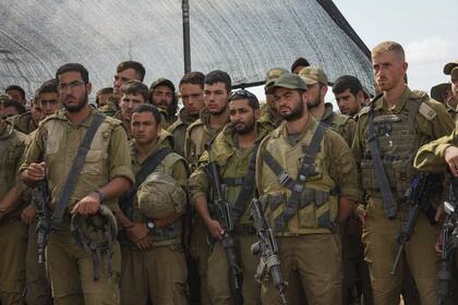 Soldados israelíes apostadas cerca de Gaza escuchan al ministro de Defensa, Yoav Gallant