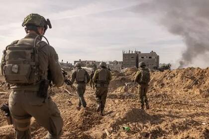 Soldados israelíes caminando en el centro de la Franja de Gaza el 8 de enero, durante una gira escoltada por el ejército
Crédito... Avishag Shaar-Yashuv para The New York Times