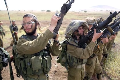 Soldados israelíes del batallón ultraortodoxo "Netzah Yehuda" participan en su entrenamiento anual de unidad en los Altos del Golán anexados por Israel, cerca de la frontera con Siria