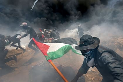 Soldados israelíes dispararon a los manifestantes que protestaban en la frontera; hubo más de 2700 heridos en la jornada más sangrienta desde la guerra en la Franja en 2014; la Casa Blanca culpó a Hamas de los disturbios