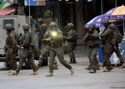 Soldados israelíes durante los enfrentamientos con manifestantes palestinos tras una incursión militar israelí en la ciudad cisjordana de Naplusa (Archivo)