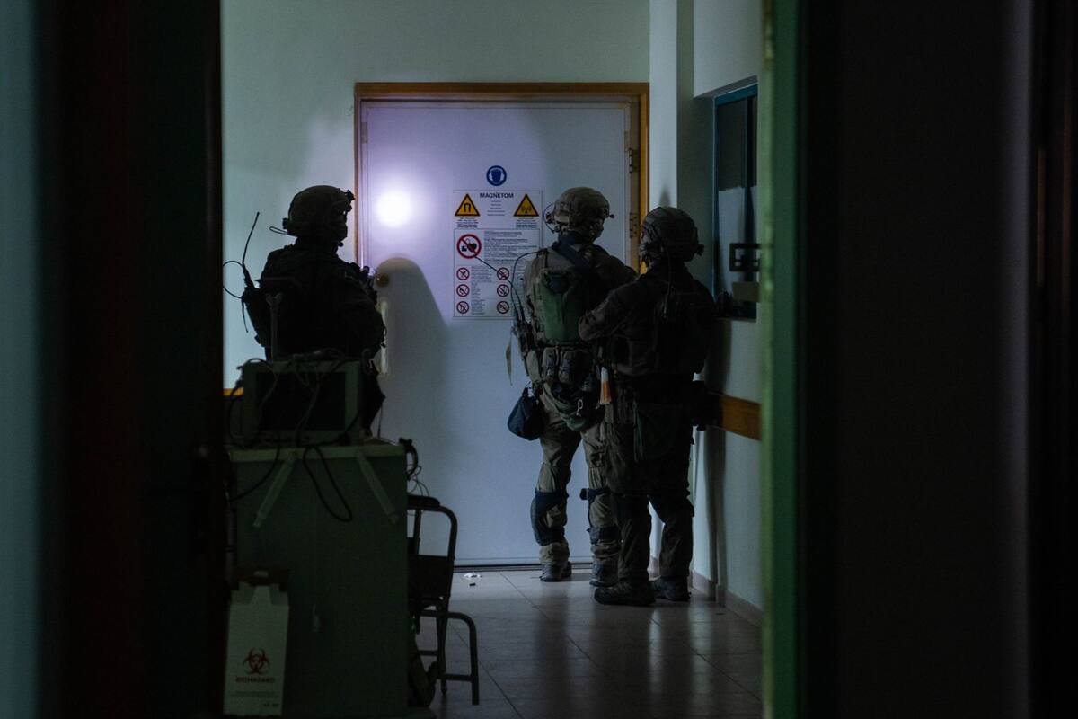 Soldados israelíes en el interior del hospital Al-Shifa, en Gaza, en una imagen difundida por las FDI