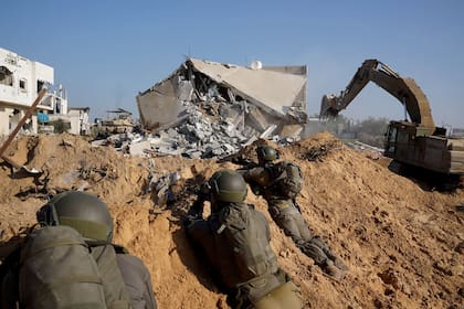 Soldados israelíes en un operativo en la Franja de Gaza contra los milicianos de Hamas. (Israeli Army / AFP)