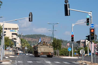 Soldados israelíes en un transporte blindado de personal en el norte de la ciudad israelí Kiryat, Shmona, el viernes 20 de octubre de 2023. (AP Foto/Baz Ratner)