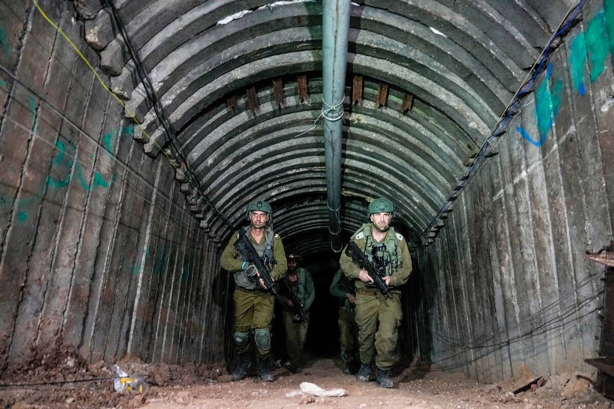 Soldados israelíes en un túnel que, según el ejército, Hamas usó para atacar el cruce de Erez en el norte de la Franja de Gaza (Foto AP/Ariel Schalit)