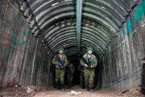 Soldados israelíes en un túnel que, según el ejército, Hamas usó para atacar el cruce de Erez en el norte de la Franja de Gaza (Foto AP/Ariel Schalit)