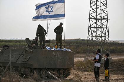 Soldados israelíes en una posición cerca de la Frontera de Gaza. (Aris MESSINIS / AFP)