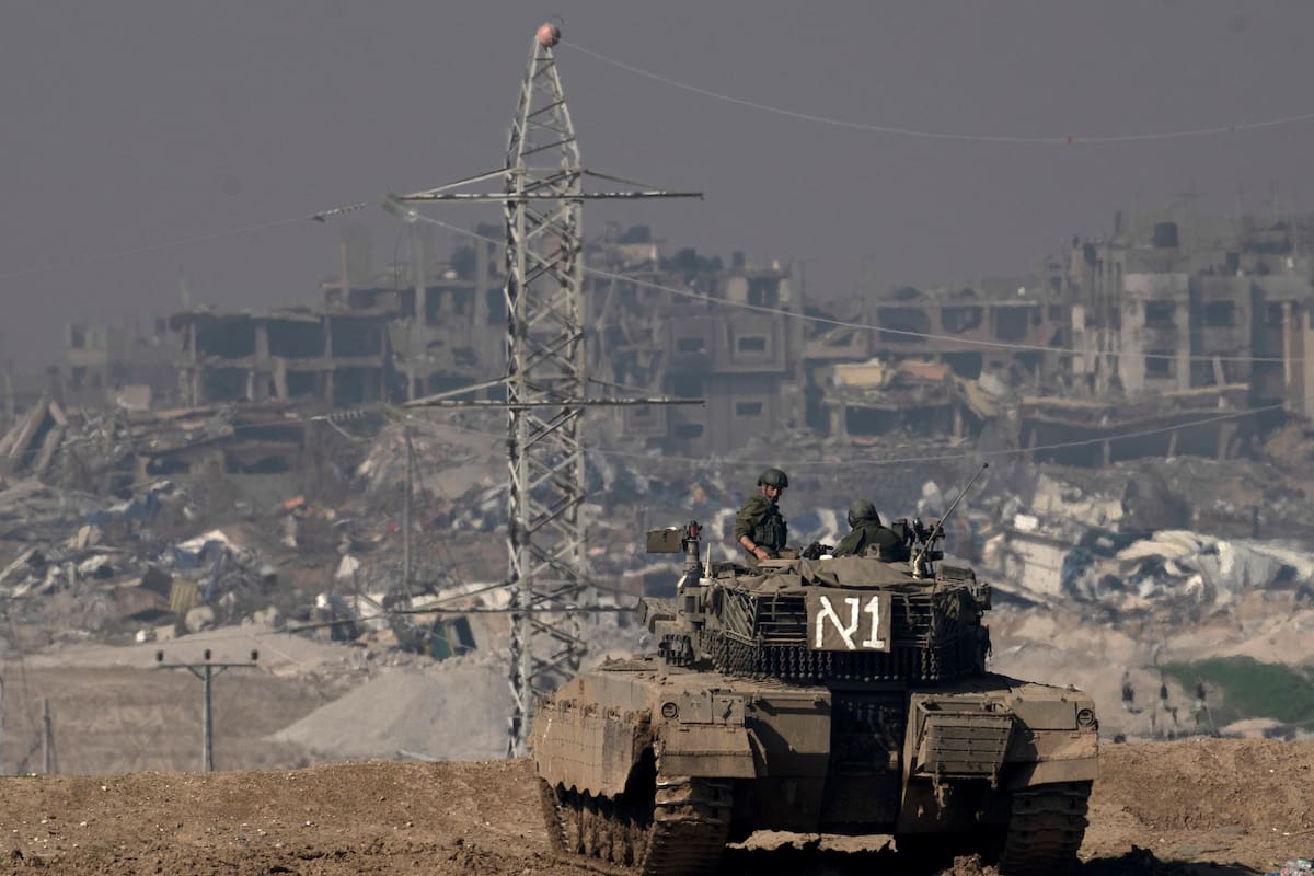 Soldados israelíes miran a la Franja de Gaza desde un tanque visto desde el sur de Israel