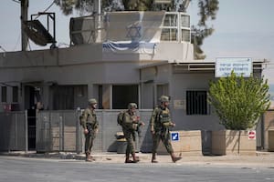 Soldados israelíes montan guardia cerca de Cisjordania