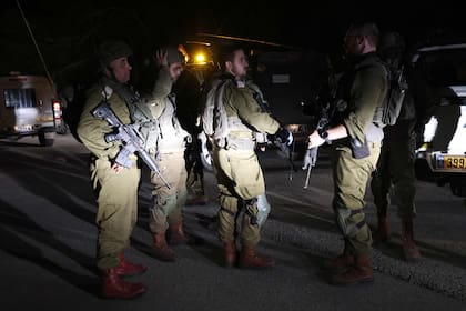 Soldados israelíes patrullan el kibutz Natur en los Altos del Golán anexionados por Israel, 9 de abril de 2023