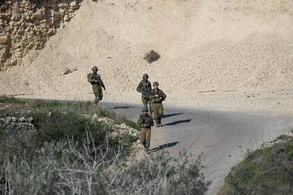 Soldados israelíes patrullan el lugar donde un palestino fue abatido tras un supuesto intento de atacar a un israelí, cerca de Sde Efraim, en Cisjordania, el 21 de enero de 2023. (AP Foto/Mahmoud Illean)