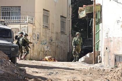 Soldados israelíes patrullan en el campo de refugiados de Yenín, en la Cisjordania ocupada, el 29 de noviembre de 2023.