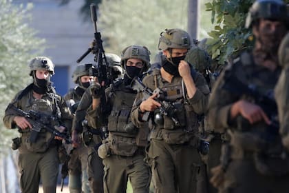 Soldados israelíes patrullan una calle durante una operación militar a gran escala, en la ciudad cisjordana de Tubas, el 26 de noviembre de 2025