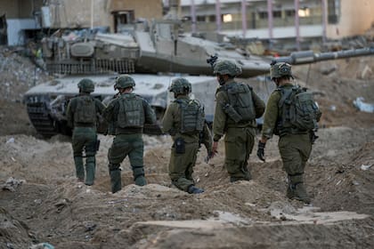 Soldados israelíes realizan una operación en la Franja de Gaza, 8 de noviembre de 2023. La Casa Blanca dijo el jueves 9 de noviembre de 2023 que Israel ha aceptado declarar pausas humanitarias de cuatro horas diariamente en su asalto a Hamas en el norte de Gaza.(AP Photo/Ohad Zwigenberg)