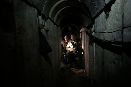 Soldados israelíes recorren un túnel de Hamas cerca de la frontera (Archivo)