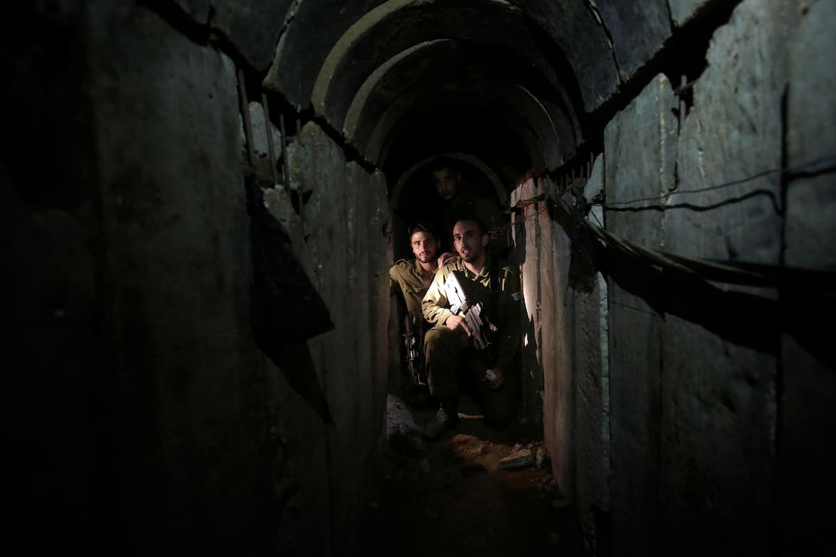 Soldados israelíes recorren un túnel descubierto cerca de la frontera Israel-Gaza, el 13 de octubre de 2023. (AP Foto/Tsafrir Abayov, Archivo)