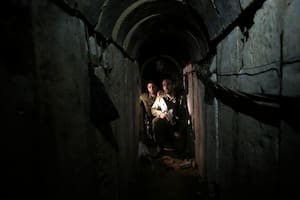 Soldados israelíes recorren un túnel descubierto cerca de la frontera, en Gaza