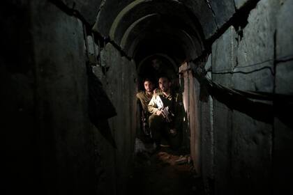 Soldados israelíes recorren un túnel descubierto cerca de la frontera Israel-Gaza, el 13 de octubre de 2023. (AP Foto/Tsafrir Abayov, Archivo)