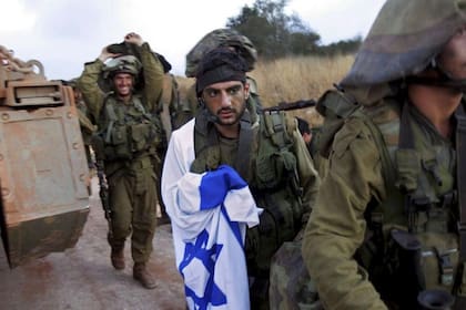 Soldados israelíes regresando a su país desde la frontera libanesa el 9 de agosto de 2006