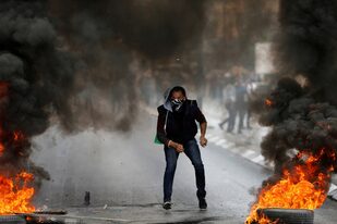 Soldados israelíes se enfrentan a manifestantes palestinos