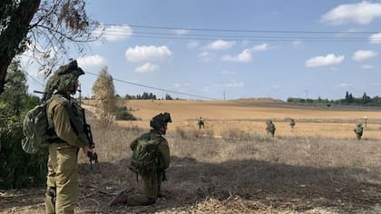 Soldados israelíes siguen vigilando el perímetro del asentamiento.