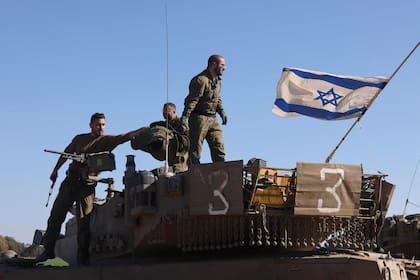 Soldados israelíes sobre un tanque