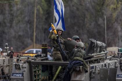 Soldados israelíes sobre un tanque en la frontera con la Franja de Gaza. (Ilia Yefimovich/dpa)