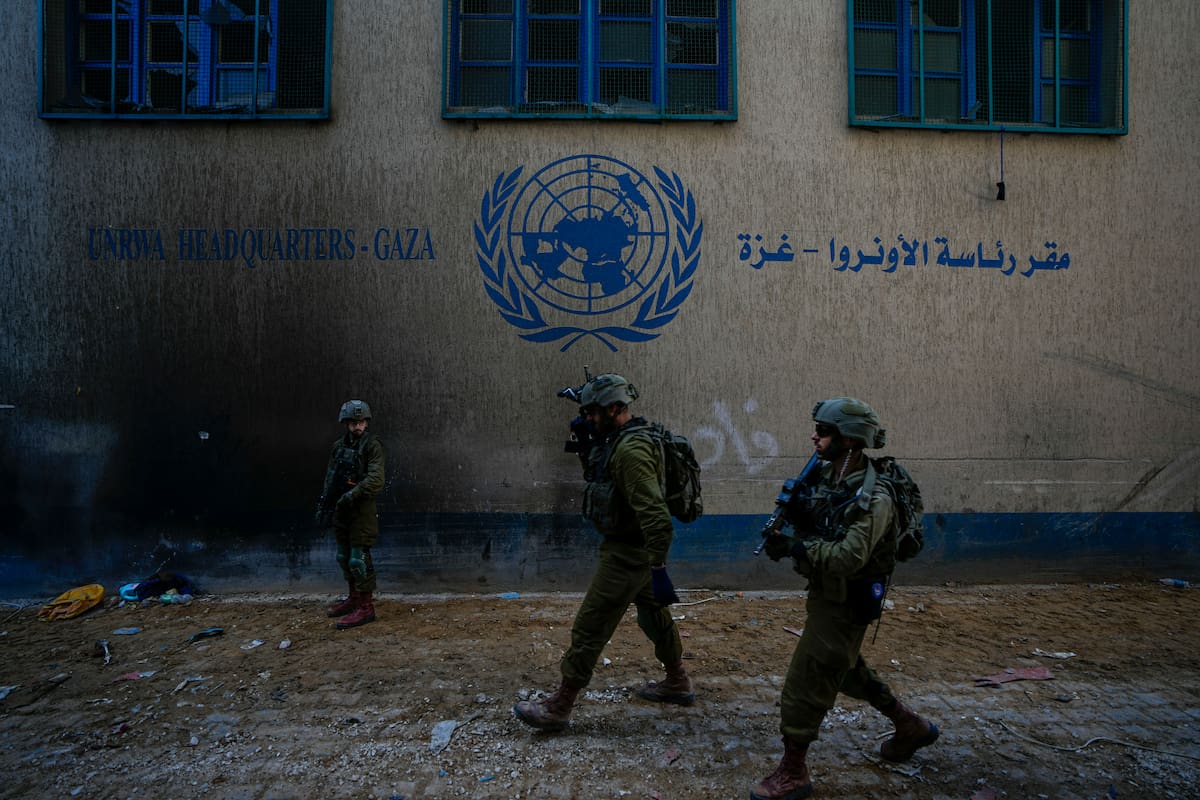 Soldados israelíes toman posiciones a su entrada en la sede de UNRWA, donde el Ejército encontró túneles bajo la agencia de Naciones Unidas que según el ejército emplearon milicianos de Hamás para atacar a sus fuerzas durante una operación terrestre en Gaza, el jueves 8 de febrero de 2024