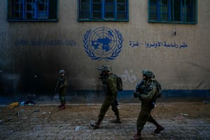 Soldados israelíes toman posiciones a su entrada en la sede de UNRWA, donde el Ejército encontró túneles bajo la agencia de Naciones Unidas que según el ejército emplearon milicianos de Hamás para atacar a sus fuerzas durante una operación terrestre en Gaza, el jueves 8 de febrero de 2024