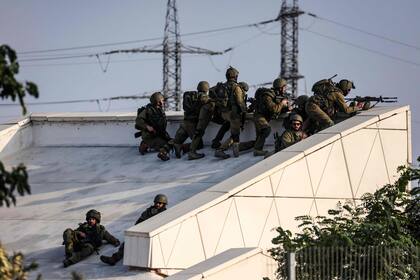 Soldados israelíes toman una posición cerca de la ciudad de Sderot. (RONALDO SCHEMIDT/AFP)