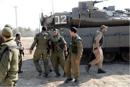 Soldados israelíes y tanques Merkava en la frontera con la Franja de Gaza