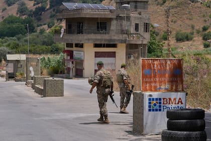 Soldados libaneses se ven en un punto de control en el pueblo de Froun, en el sur de Líbano