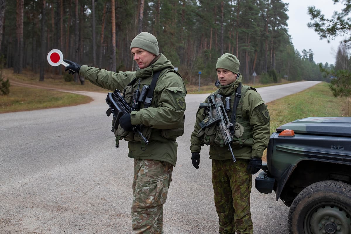 Soldados lituanos patrullan una carretera cerca de la frontera entre Lituania y Bielorrusia (AP Foto/Mindaugas Kulbis, Archivo)