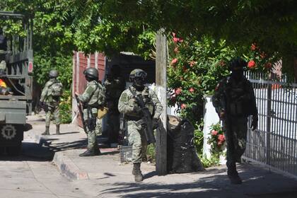 Soldados llegan a una zona en la que yacen cuerpos en el piso, en Culiacán, estado de Sinaloa, México, el martes 17 de septiembre de 2024. (AP Foto)