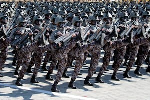 Soldados marchan en un desfile del 70mo aniversario el Día de la Fundación de Corea del Norte en Pyongyang, Corea del Norte