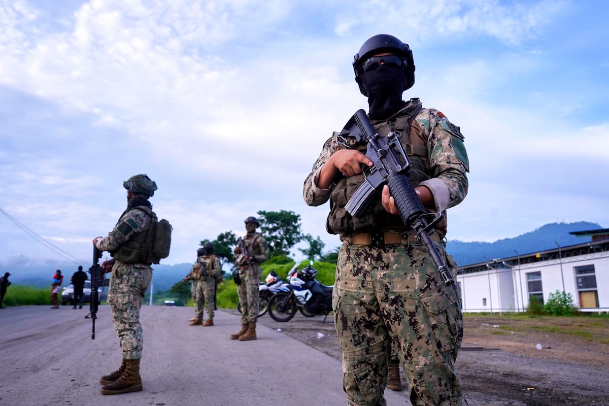 Soldados montan guardia en el barrio Socio Vivienda 2 al día siguiente de una masacre en Guayaquil, Ecuador. (Foto AP/César Muñoz)
