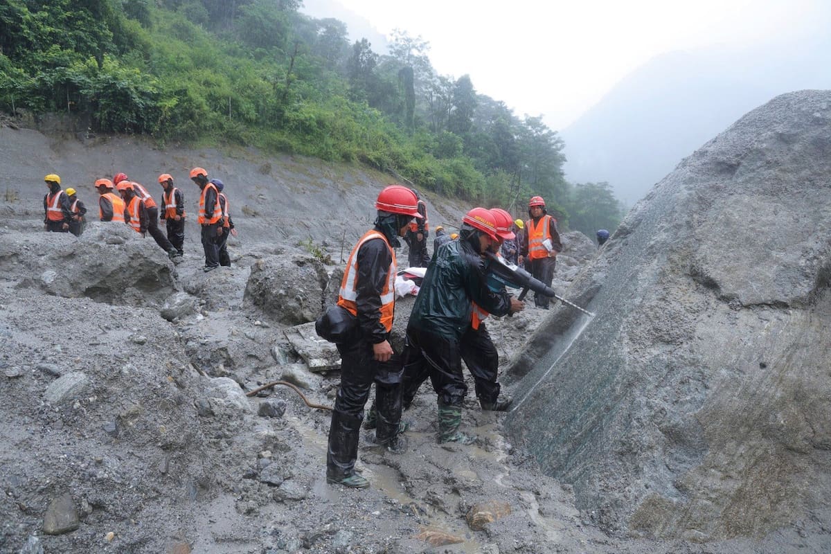 Soldados nepalíes durante una operación de rescate en el emplazamiento de un proyecto hidroeléctrico en Upper Trishuli, Nepal, el domingo 30 de agosto de 2026 (Ejército de Nepal vía AP)