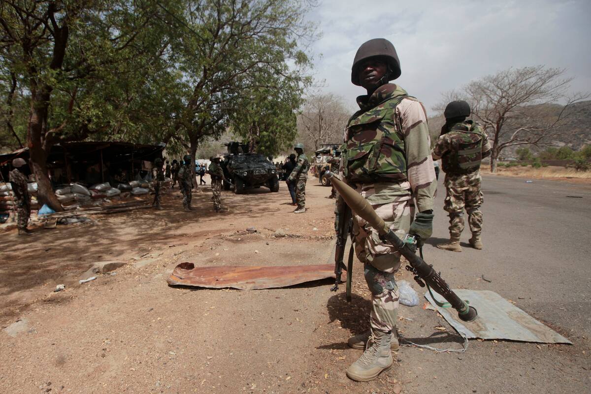 Soldados nigerianos controlan un puesto de control en Gwoza, Nigeria