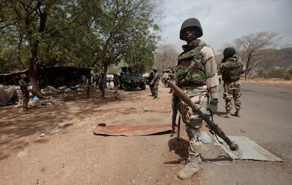 Soldados nigerianos controlan un puesto de control en Gwoza, Nigeria, el 8 de abril de 2015