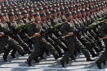 Soldados norcoreanos marchan durante un desfile militar en la Plaza Kim Il Sung por los 100 años del natalicio del fundador norcoreano Kim Il Sung, el 15 de abril de 2012 en Pyongyang, Corea del Norte. (AP Foto/Ng Han Guan, Archivo)