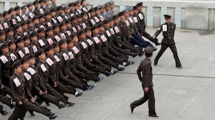 Soldados norcoreanos se entrenan en la plaza Kim Il-sung en Pyongyang, Corea del Norte; el programa norcoreano de guerra cibernética data de al menos los años 1990