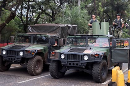 Soldados paraguayos realizan controles en la Triple Frontera, con Brasil y la Argentina